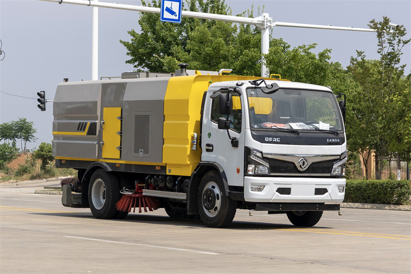  7方東風(fēng)福瑞卡道路吸塵車(chē)